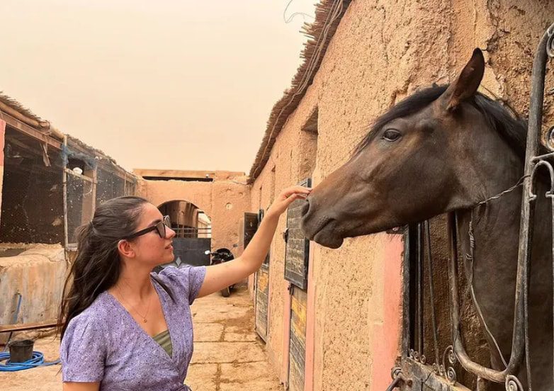 priya-blackburn-is-posing-with-a-horse Priya Blackburn Age, Height, Net Worth, Boyfriend